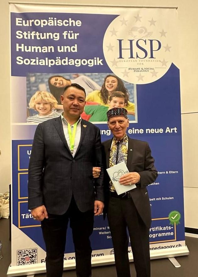 НҰРКЕН АСАНОВ «ІЗГІЛІК ПЕДАГОГИКАСЫНЫҢ ҮЗДІГІ» АТАҒЫНА ИЕ БОЛДЫ